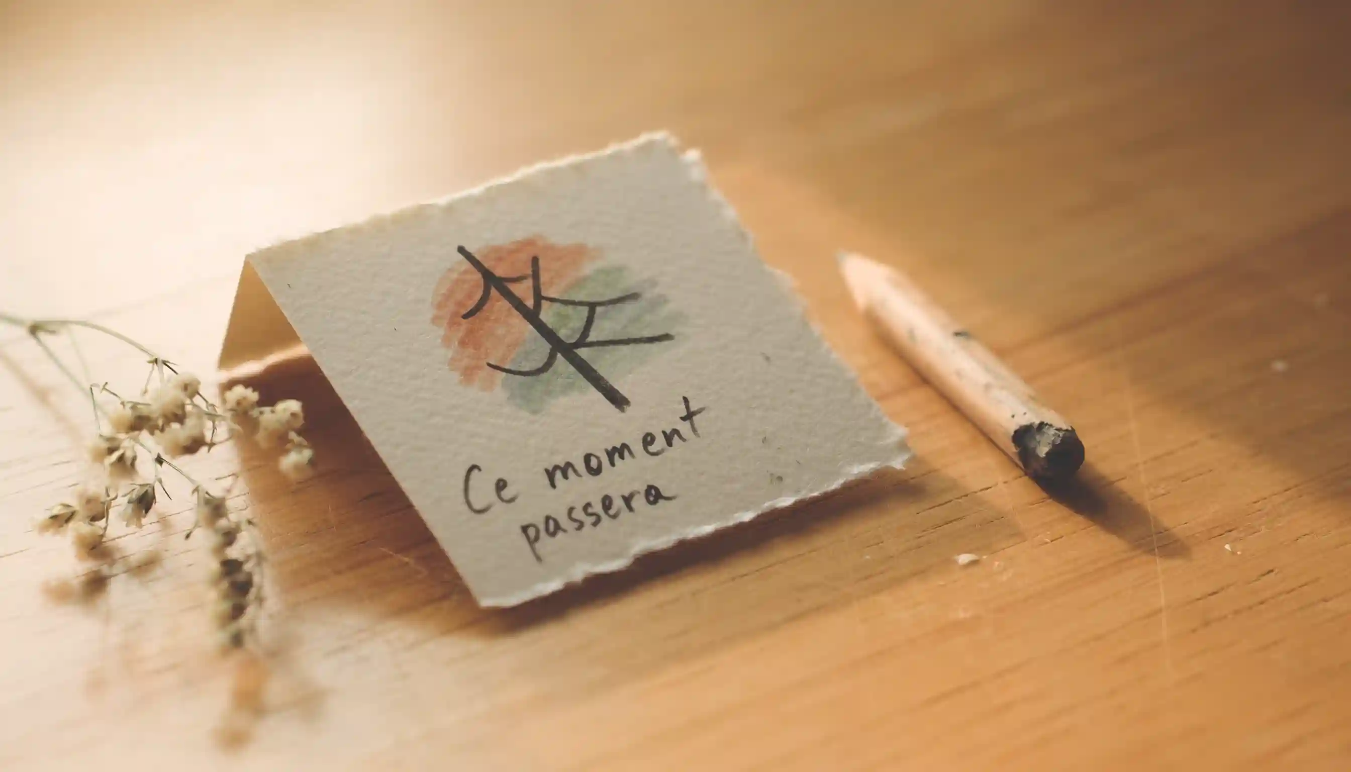 Petite carte artisanale avec un arbre dessiné à l'encre et la phrase Ce moment passera, exercice de la carte ressource en art-thérapie