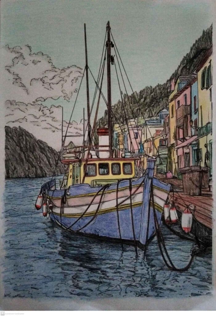 coloriages : bateau amarré dans un port coloré, village côtier en arrière-plan